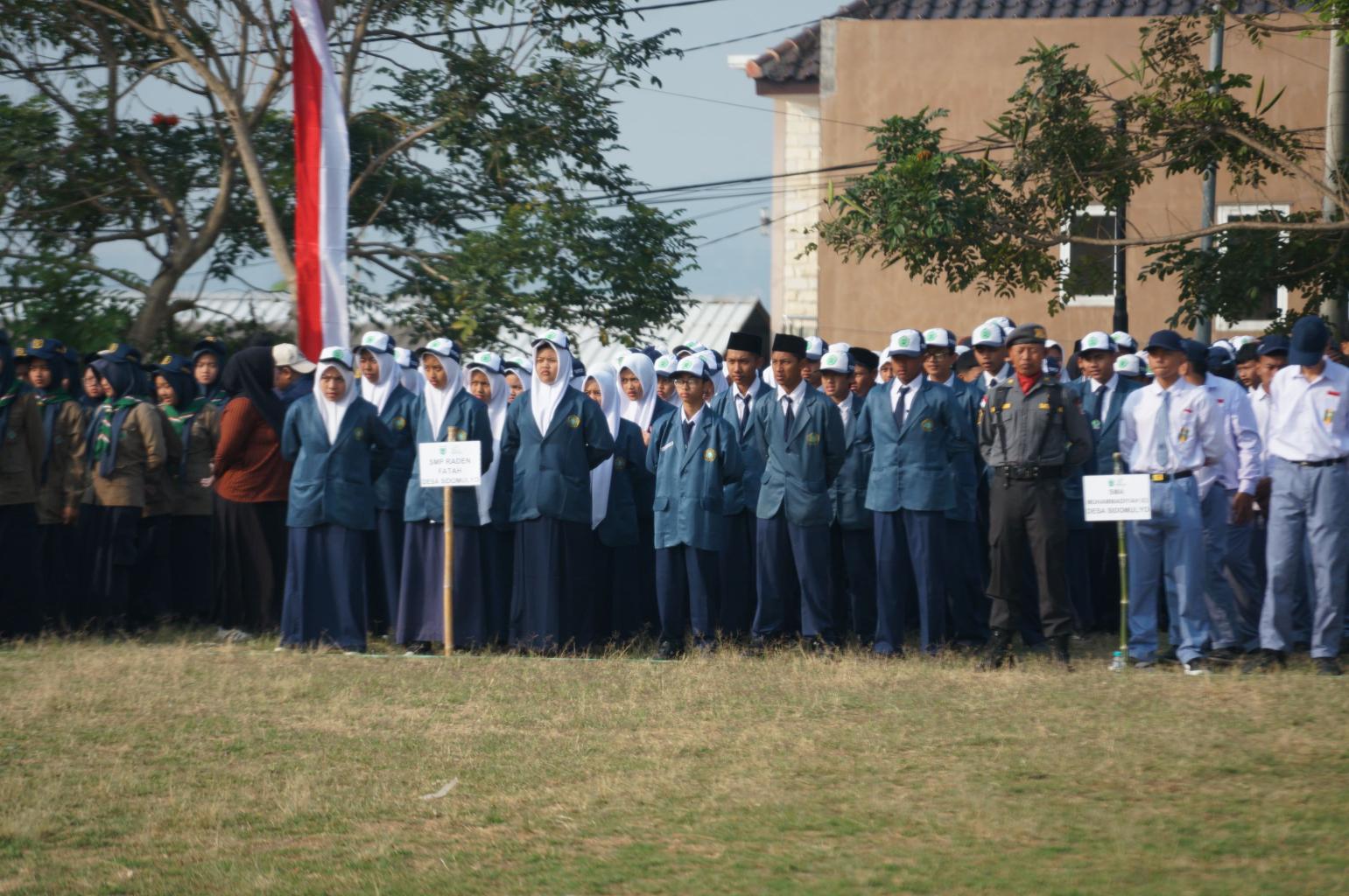 Semarak HUT RI ke-81: SMP Raden Fatah Ikuti Upacara di Lapangan Gelora Bunga Sidomulyo, 3 Siswa Raih Beasiswa Prestasi