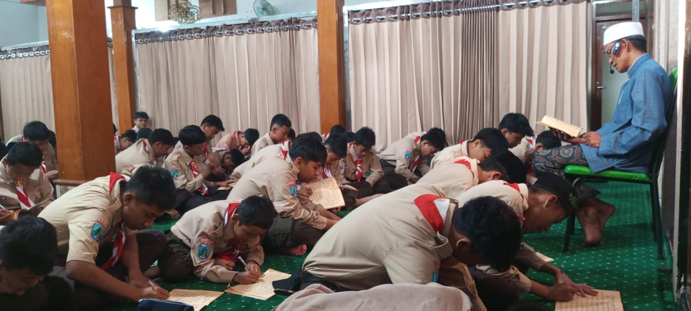 Menggapai Keberkahan Lewat Ilmu: Kajian Kitab Taisirul Kholaq Bahas Adab Makan